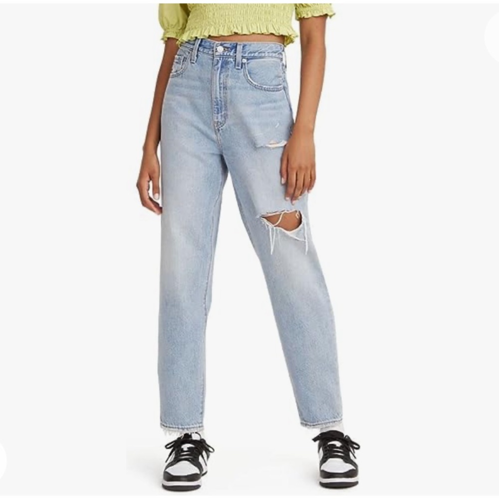 LEVI’S
High Rise Loose Tapered Here To Stay Jeans
Light Denim Indigo | 23x29 NWT